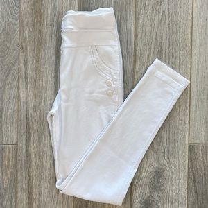Super cute white jeans!